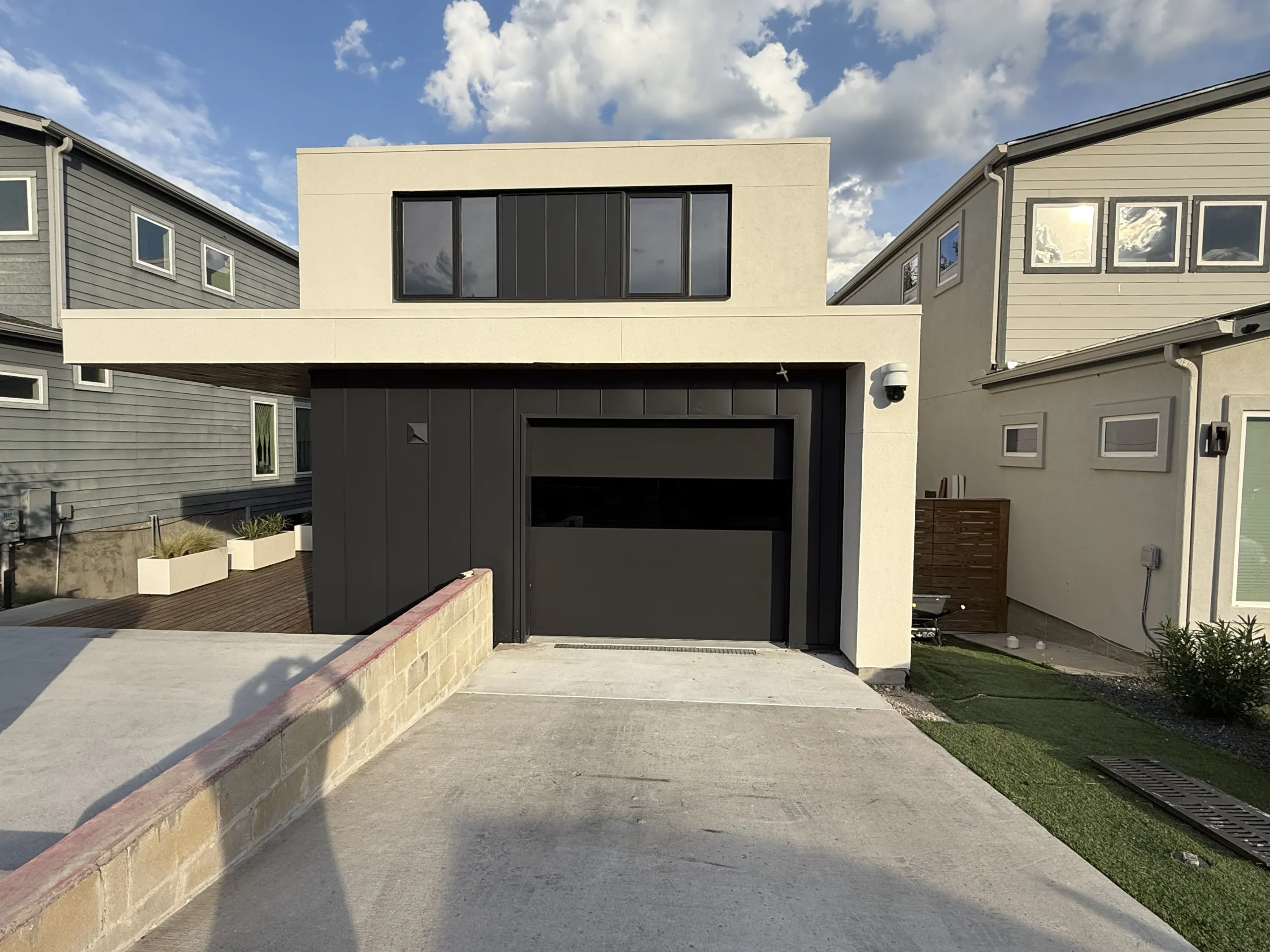 modern-garage-door-2025 modern garage door 2025
